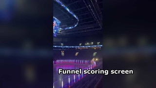 Scoreschermen op sportlocaties, bolvormige reclameschermen binnen de locatie