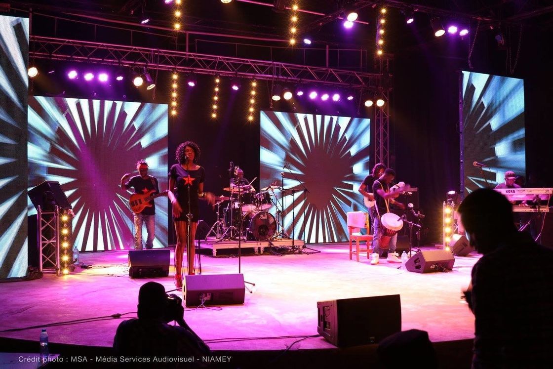 GOB P1.5 P1.9 Indoor Verhuur Evenementen Achtergrond LED-scherm Bruiloftsstadium Decoratie LED Video Muur